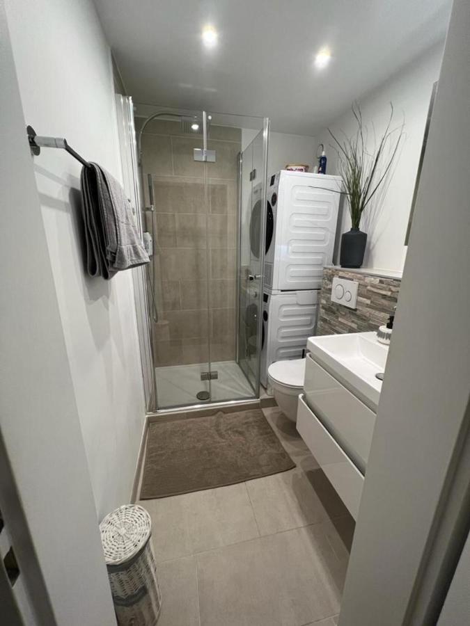 Stylish 1-Bedroom Condo Close To Exhibition Square Bazylea Zewnętrze zdjęcie