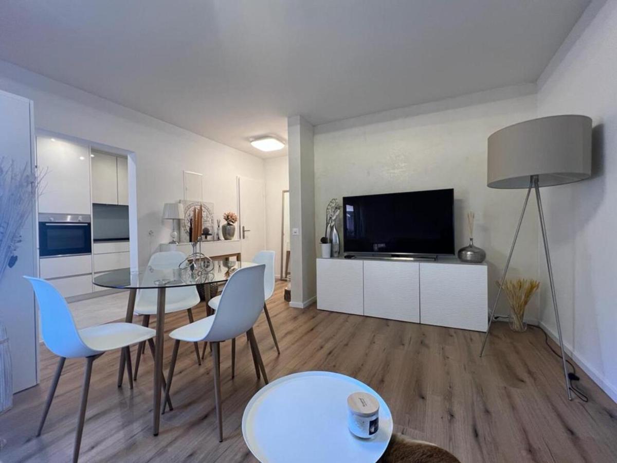 Stylish 1-Bedroom Condo Close To Exhibition Square Bazylea Zewnętrze zdjęcie